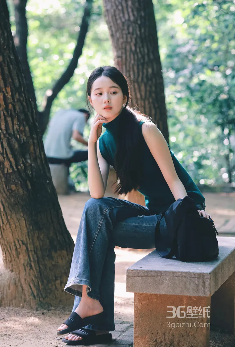 演员李瑜笑容超治愈森系美照，绿衣加牛仔裤穿搭，真的是美呆了！13