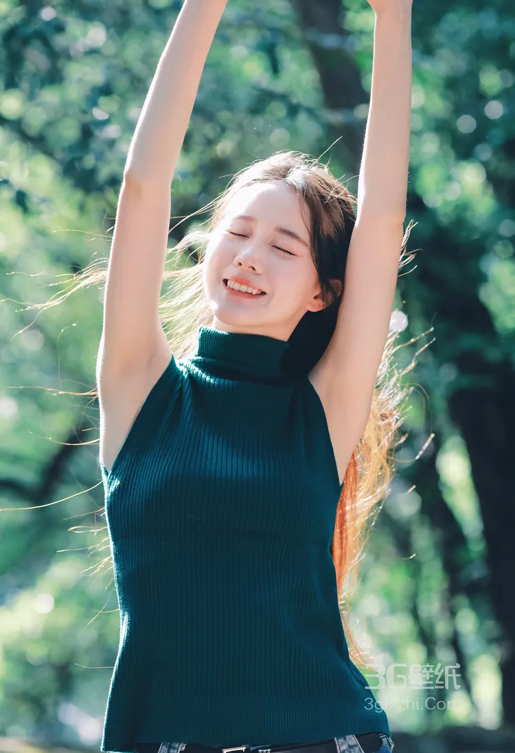 演员李瑜笑容超治愈森系美照，绿衣加牛仔裤穿搭，真的是美呆了！9