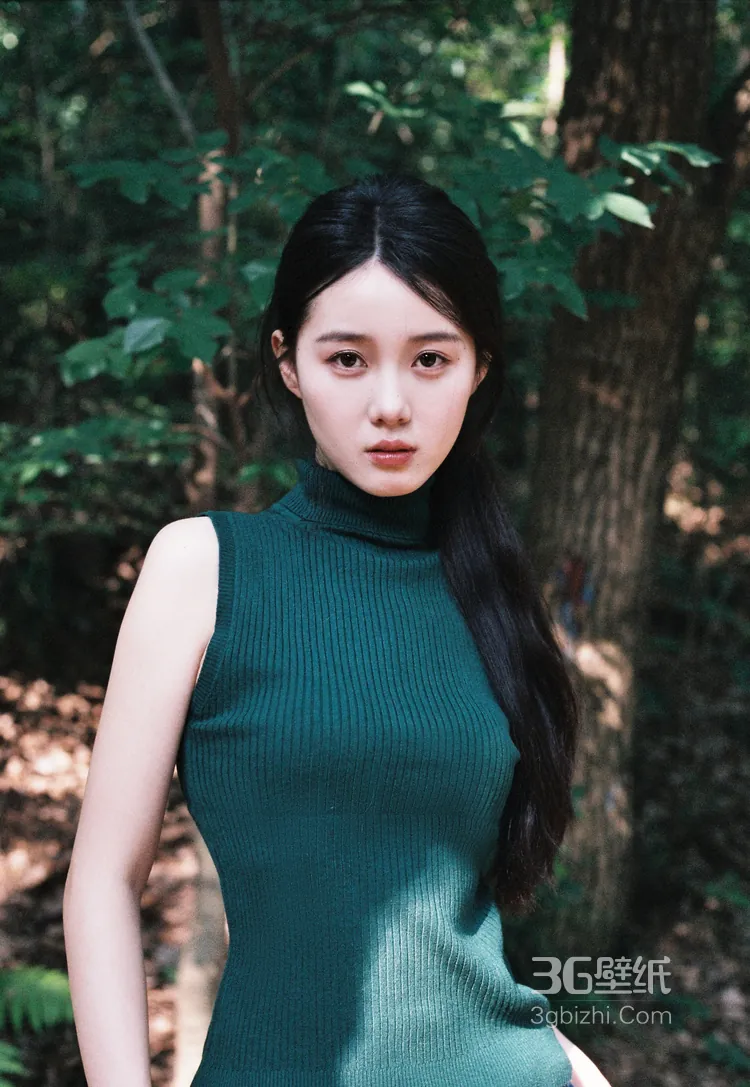 演员李瑜笑容超治愈森系美照，绿衣加牛仔裤穿搭，真的是美呆了！5