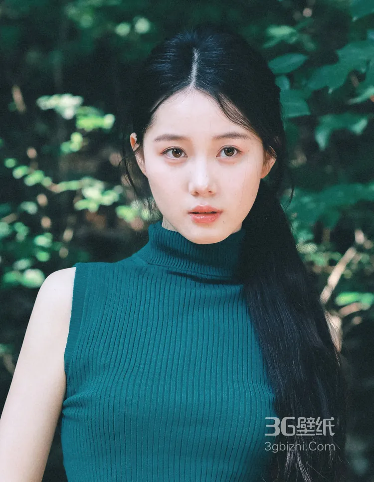 演员李瑜笑容超治愈森系美照，绿衣加牛仔裤穿搭，真的是美呆了！7