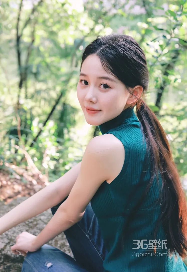 演员李瑜笑容超治愈森系美照，绿衣加牛仔裤穿搭，真的是美呆了！10