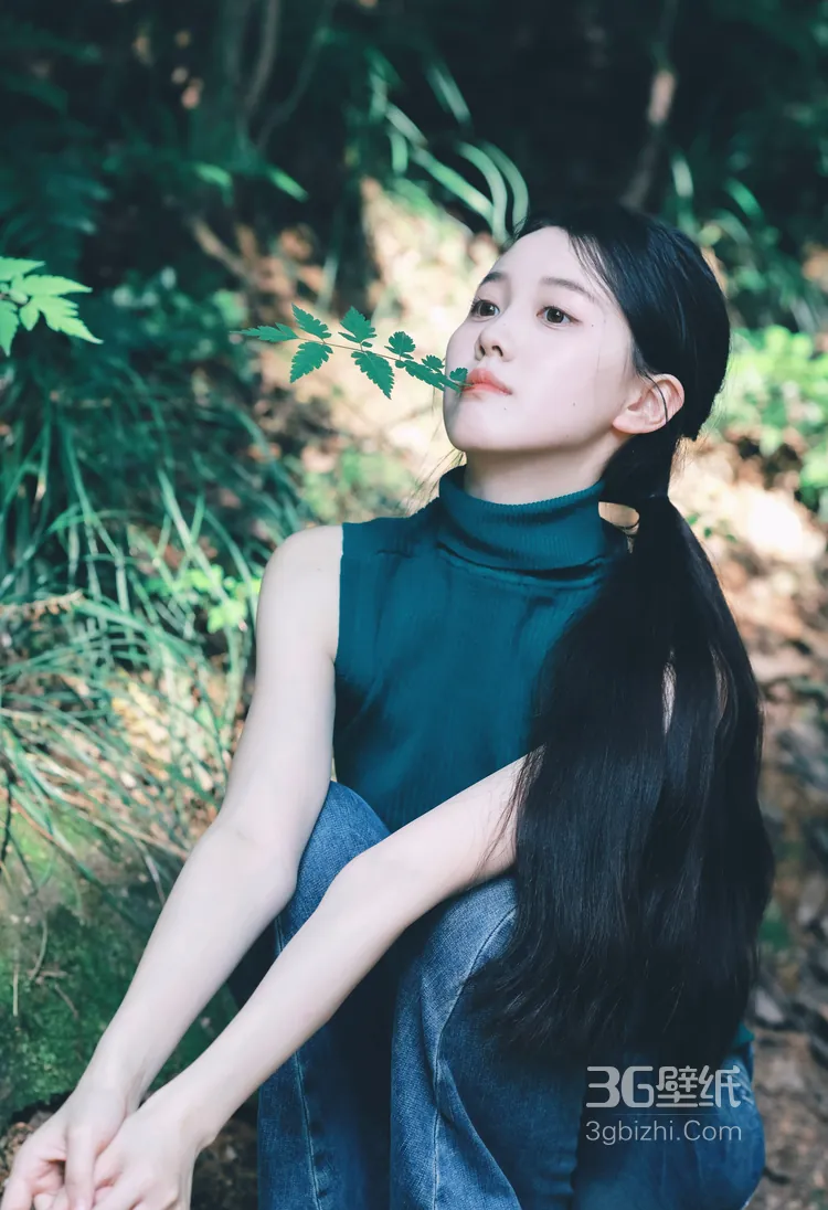 演员李瑜笑容超治愈森系美照，绿衣加牛仔裤穿搭，真的是美呆了！11