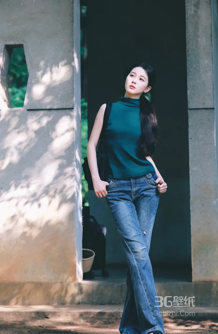 演员李瑜笑容超治愈森系美照，绿衣加牛仔裤穿搭，真的是美呆了！14