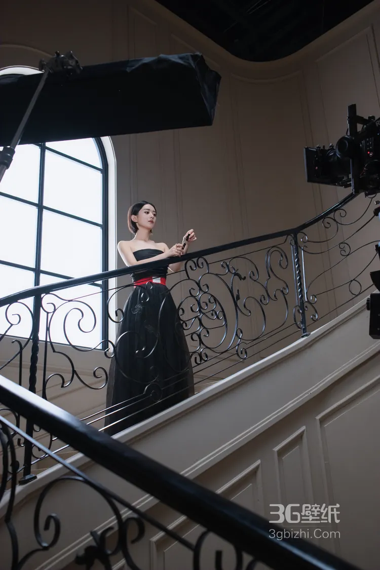 赵丽颖短发造型，化身酷飒御姐，超好看广告写真大片3