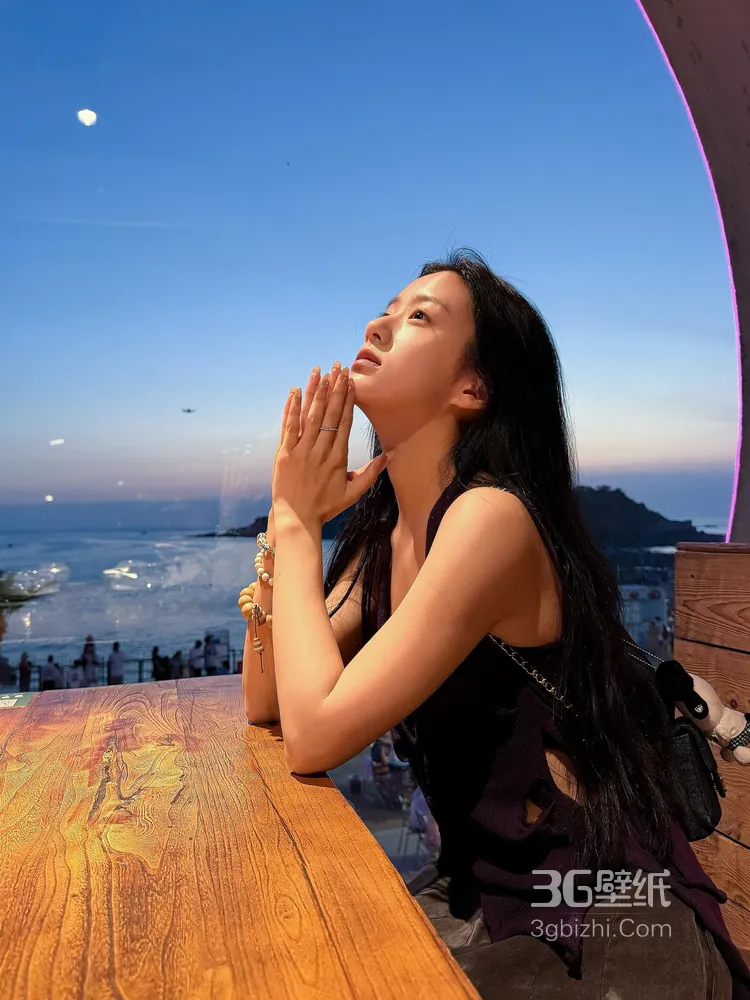 包上恩夕阳海边，坐在餐桌前，头戴鸭舌帽可爱生活照4