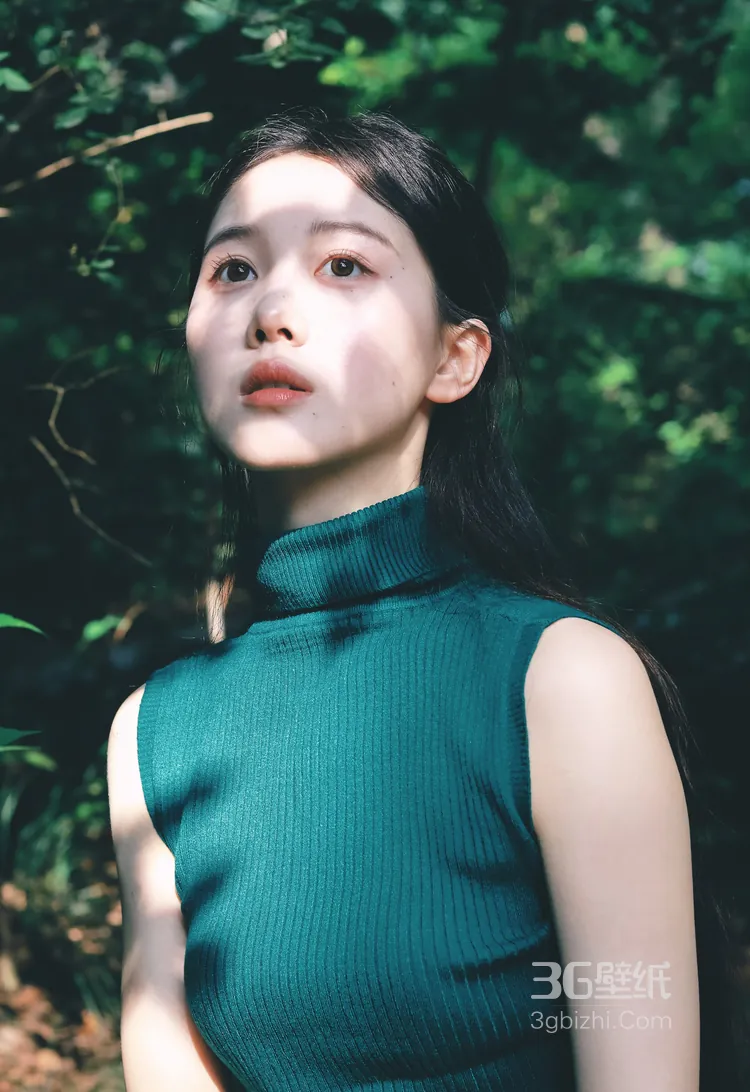 演员李瑜笑容超治愈森系美照，绿衣加牛仔裤穿搭，真的是美呆了！4