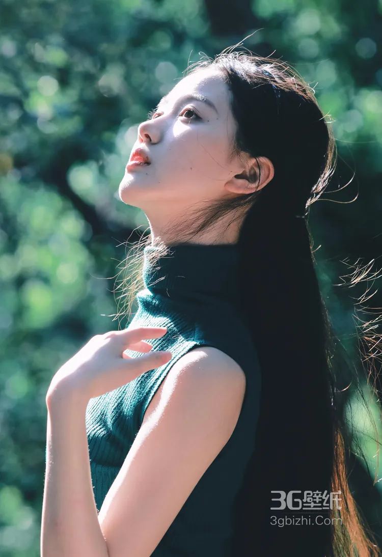 演员李瑜笑容超治愈森系美照，绿衣加牛仔裤穿搭，真的是美呆了！3