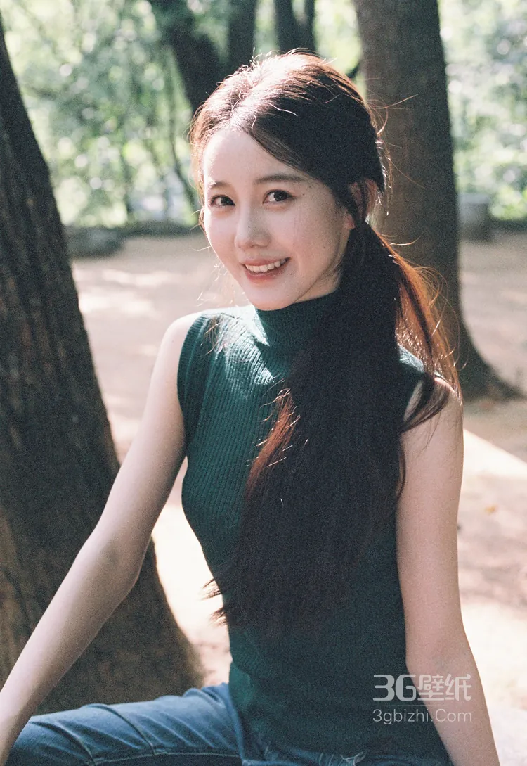 演员李瑜笑容超治愈森系美照，绿衣加牛仔裤穿搭，真的是美呆了！6