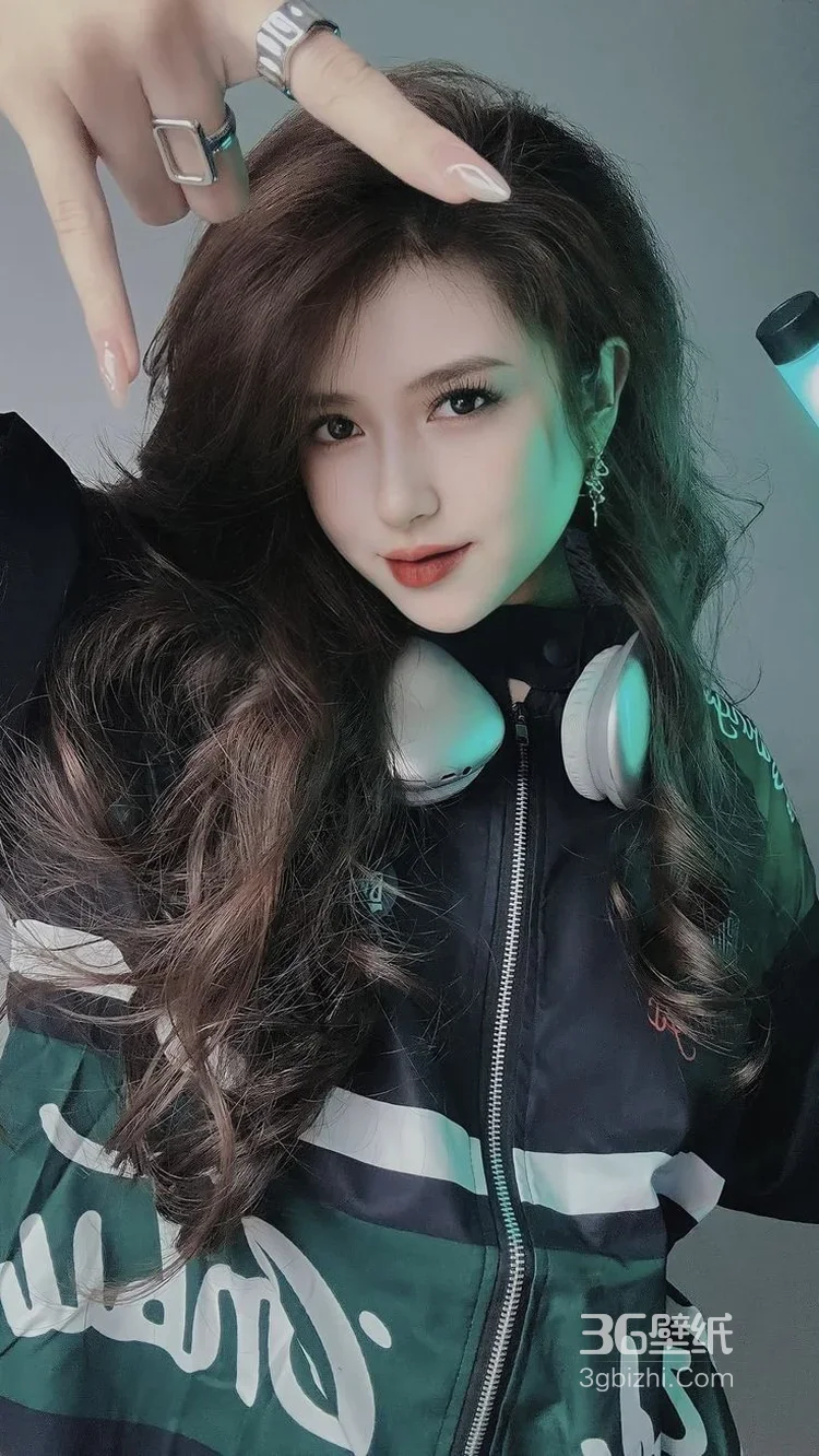 时尚女生室内戴耳机写真照2