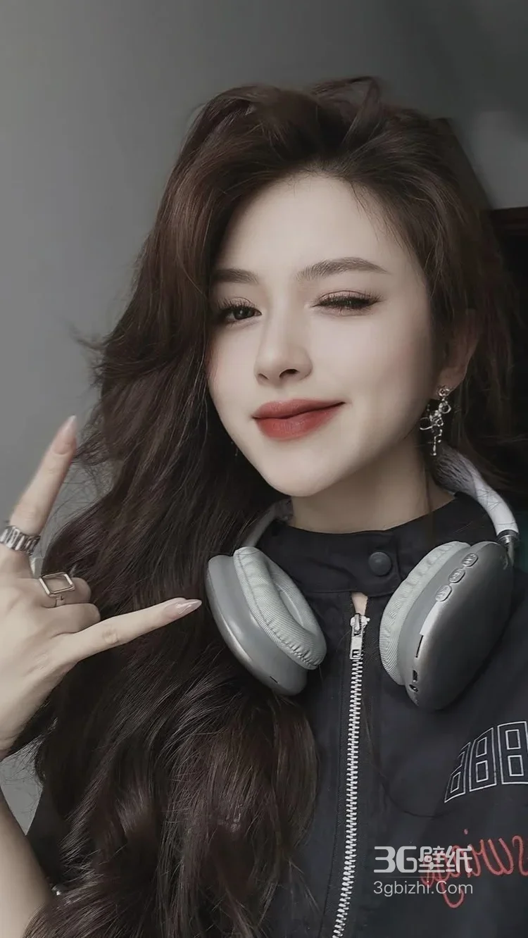 时尚女生室内戴耳机写真照7
