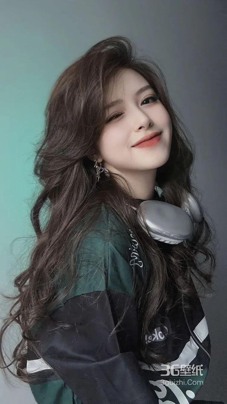 时尚女生室内戴耳机写真照5