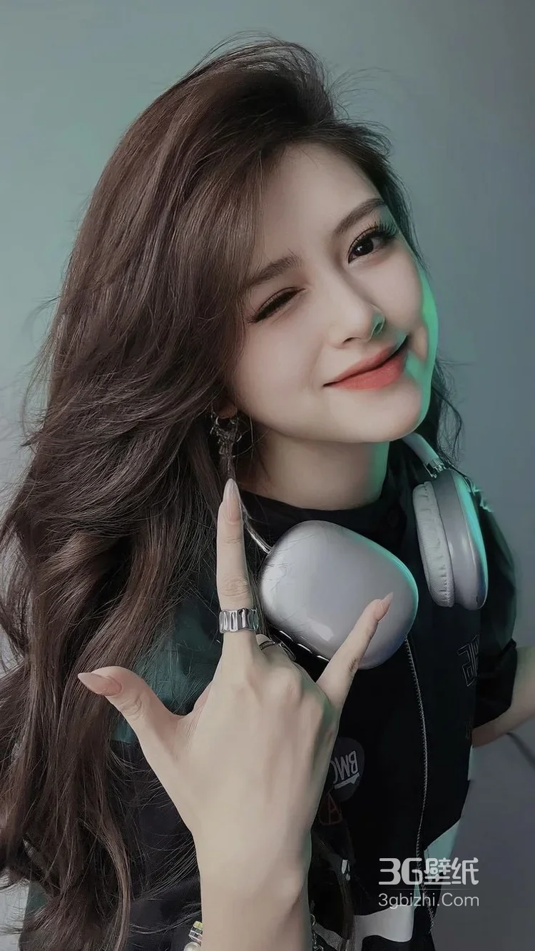 时尚女生室内戴耳机写真照6