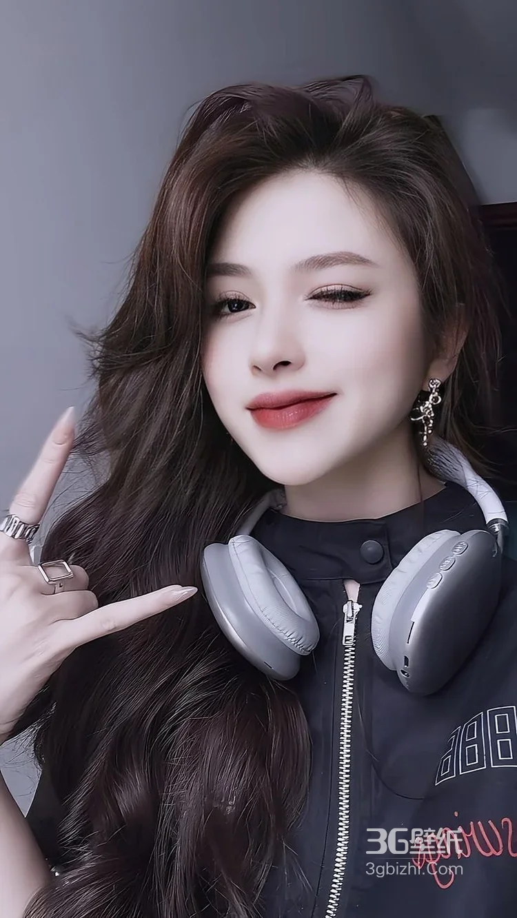 时尚女生室内戴耳机写真照4