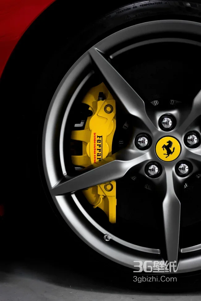法拉利轮毂特写 黄色刹车卡钳 银色轮毂高清图1