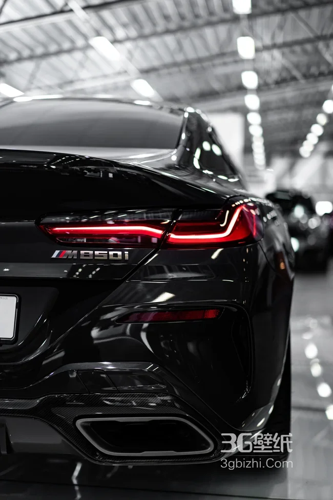 展厅内黑色宝马M850i车尾特写1