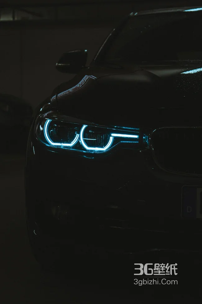 黑色汽车夜间车库蓝色LED车灯特写1