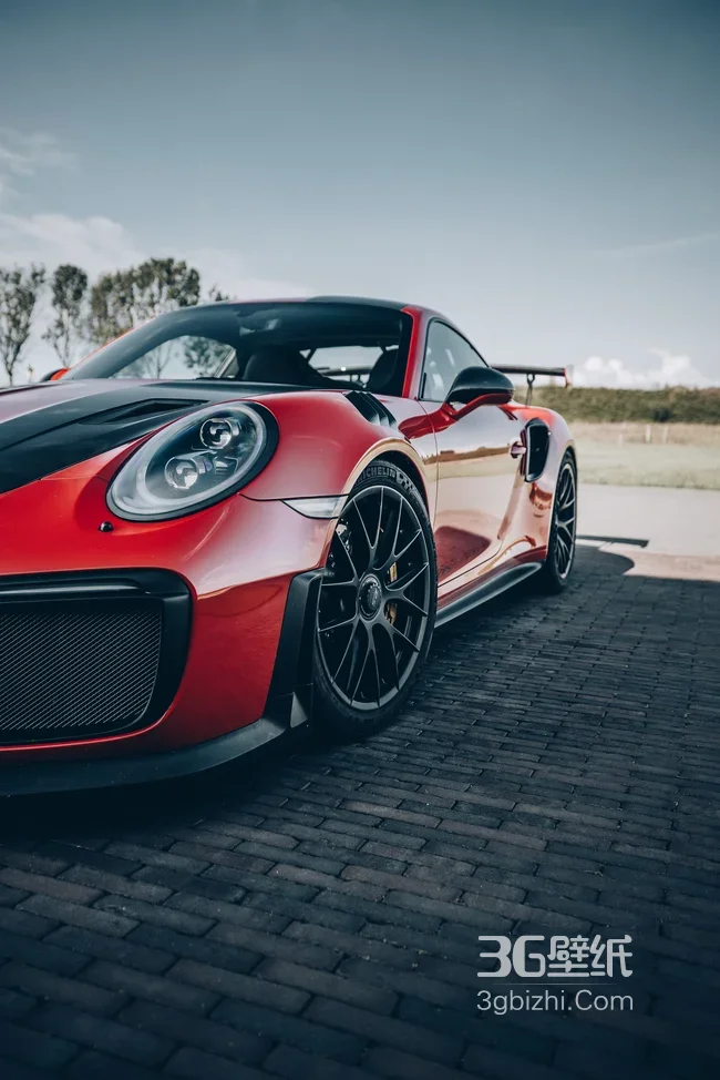 红色保时捷跑车户外砖地高清实拍1