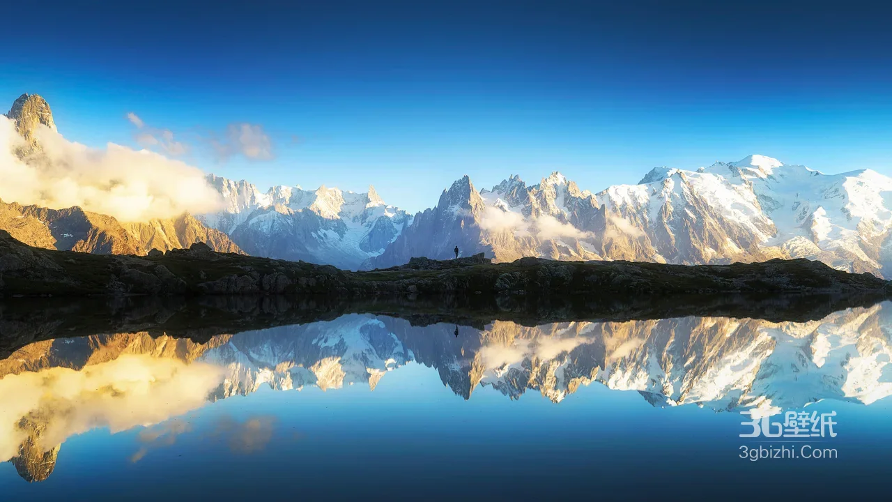 勃朗峰徒步者与雪山倒影晨曦景1
