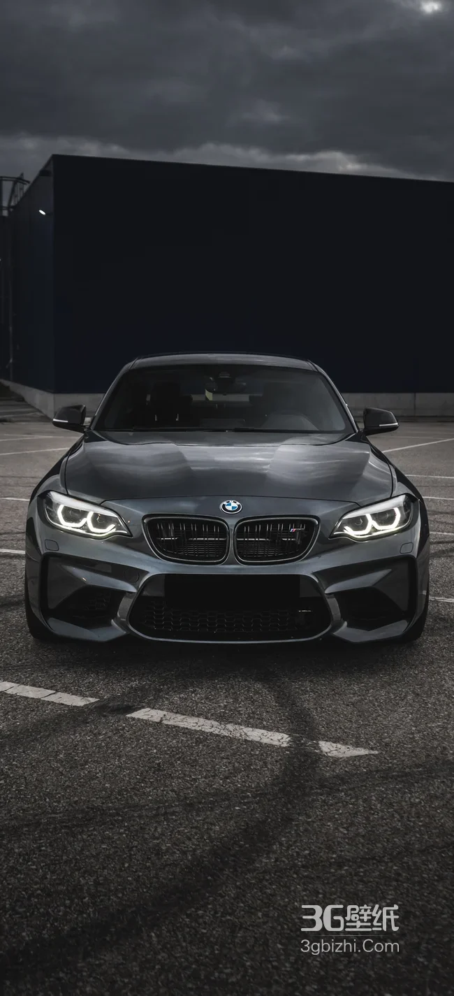 阴天停车场宝马跑车高清实拍图1