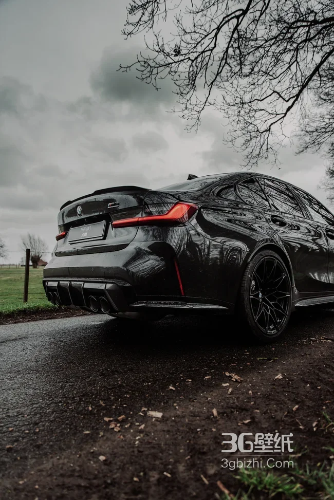 阴天郊外黑色轿车背影图1