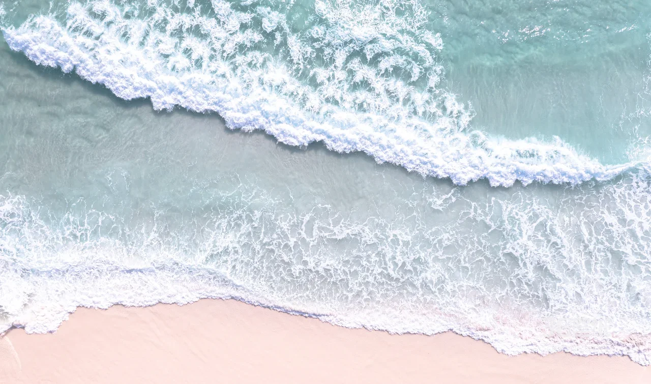 航拍粉色沙滩海浪高清自然风景治愈系海景背景1