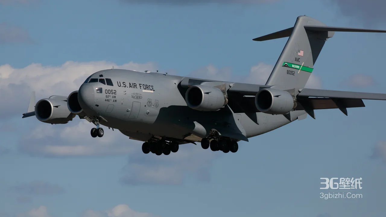美国空军C-17运输机蓝天飞行 军事航空壁纸1