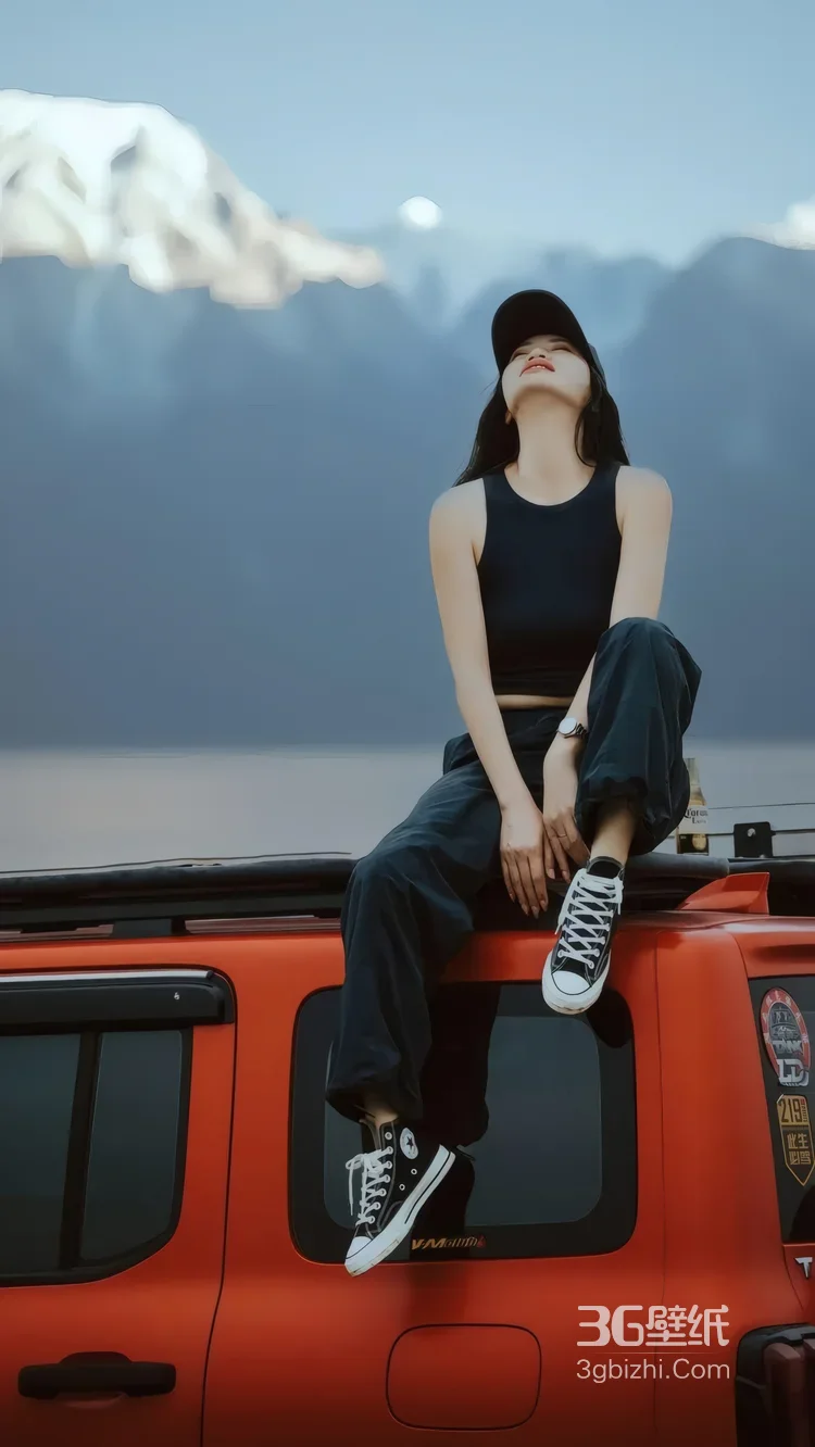 酷飒女生坐红车顶望雪山 户外休闲旅行壁纸1