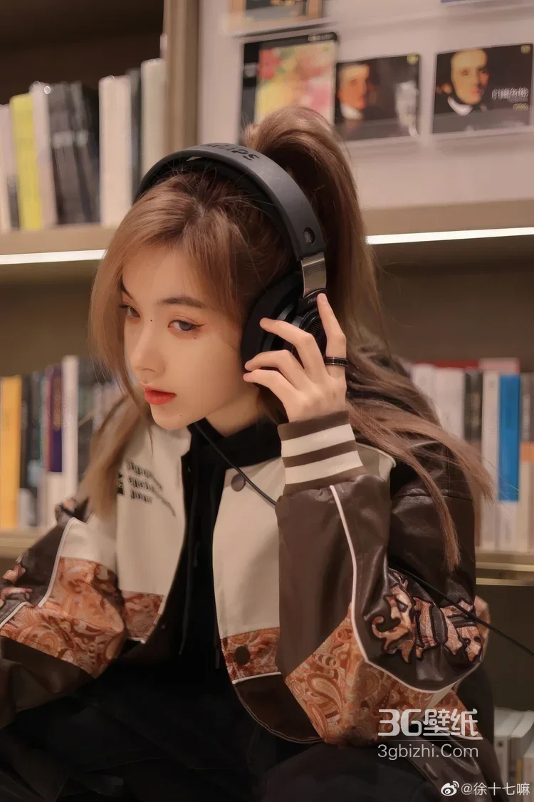 电竞美女写真合集 戴RGB耳机坐电竞椅操作电脑4