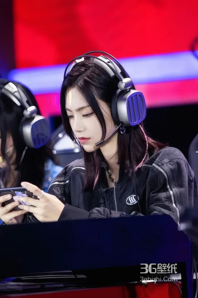 电竞美女写真合集 戴RGB耳机坐电竞椅操作电脑1