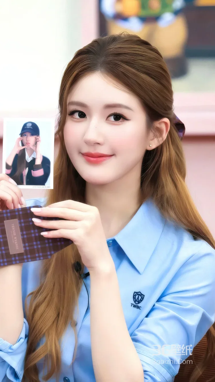 内地明星《赵露思》抱小熊 泰迪熊背景蓝色衬衫写真6