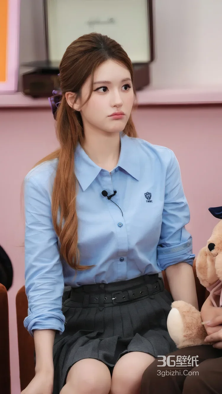 内地明星《赵露思》抱小熊 泰迪熊背景蓝色衬衫写真7