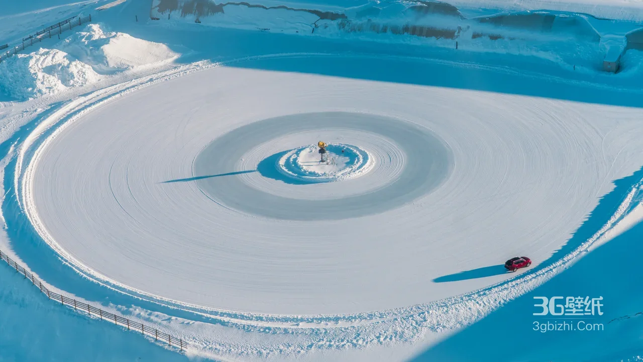 雪地同心圆赛道红车环绕驾驶 唯美冰雪宽屏壁纸高清无水印1