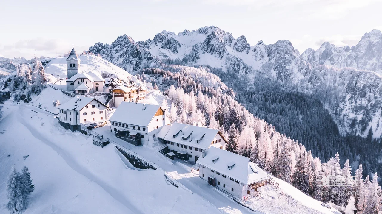 雪山环抱的雪后村落与教堂·唯美写实冬季高清风景1