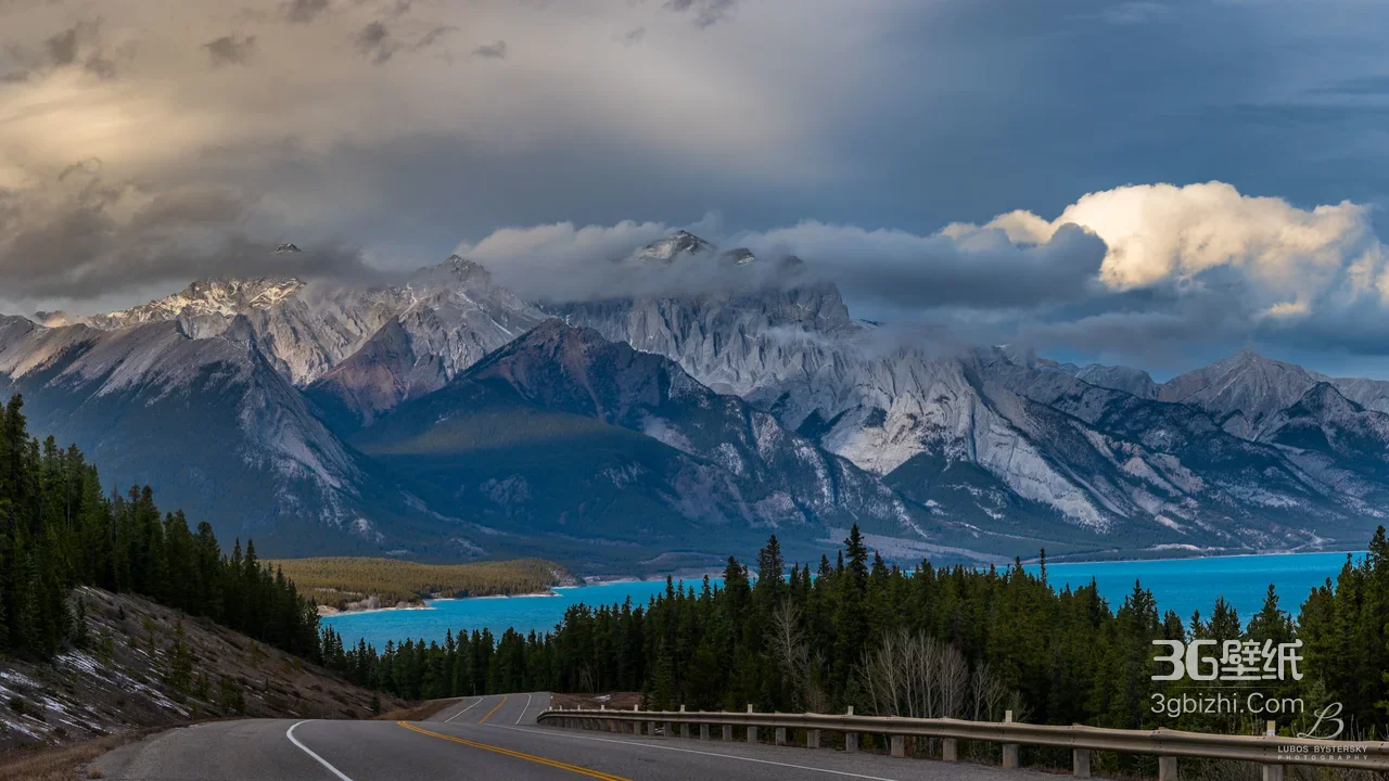 落基山壮丽蓝湖森林公路·写实唯美自然风景 宽屏车机壁纸1