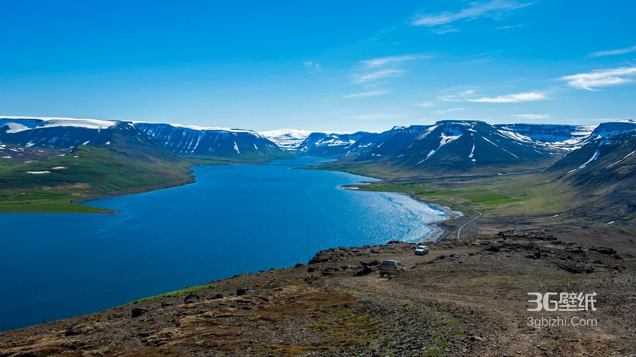 高原碧蓝湖泊环绕雪山群写实壮美自然景观超高清风景1