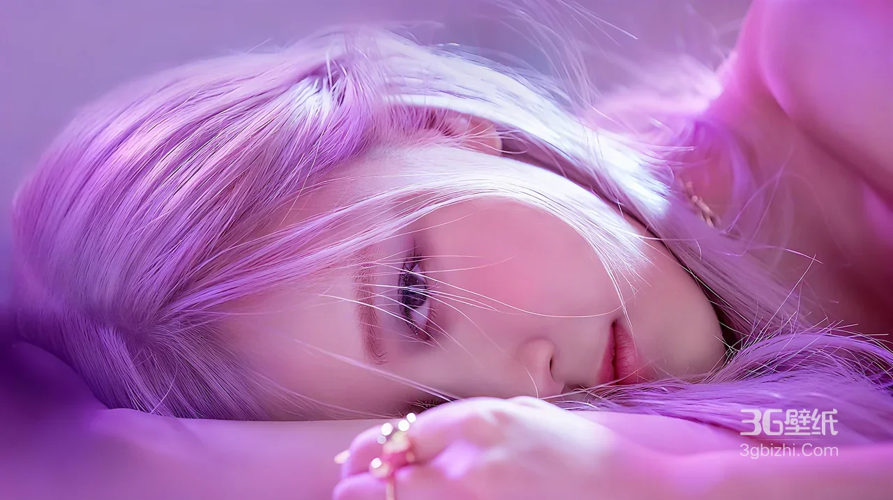 ROSÉ·粉紫长发慵懒侧卧 唯美梦幻风电脑壁纸推荐1