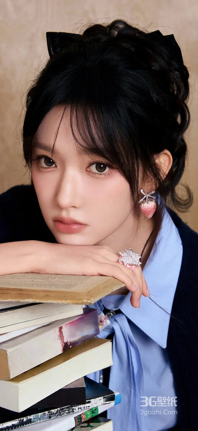 草莓配饰女生·甜美校园风 书堆旁清新写真（高热度女生图）10