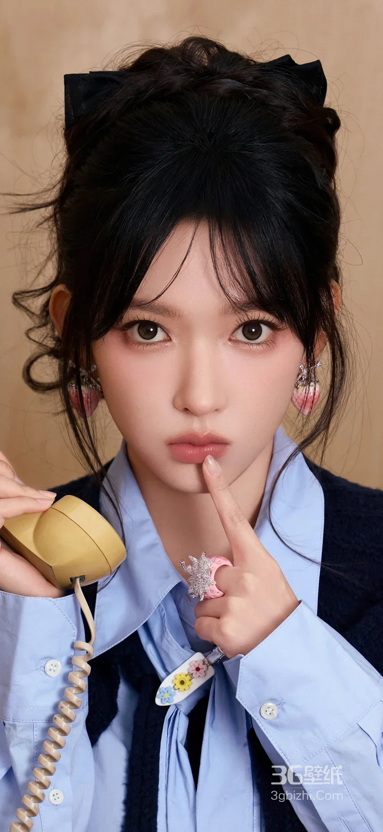 草莓配饰女生·甜美校园风 书堆旁清新写真（高热度女生图）2