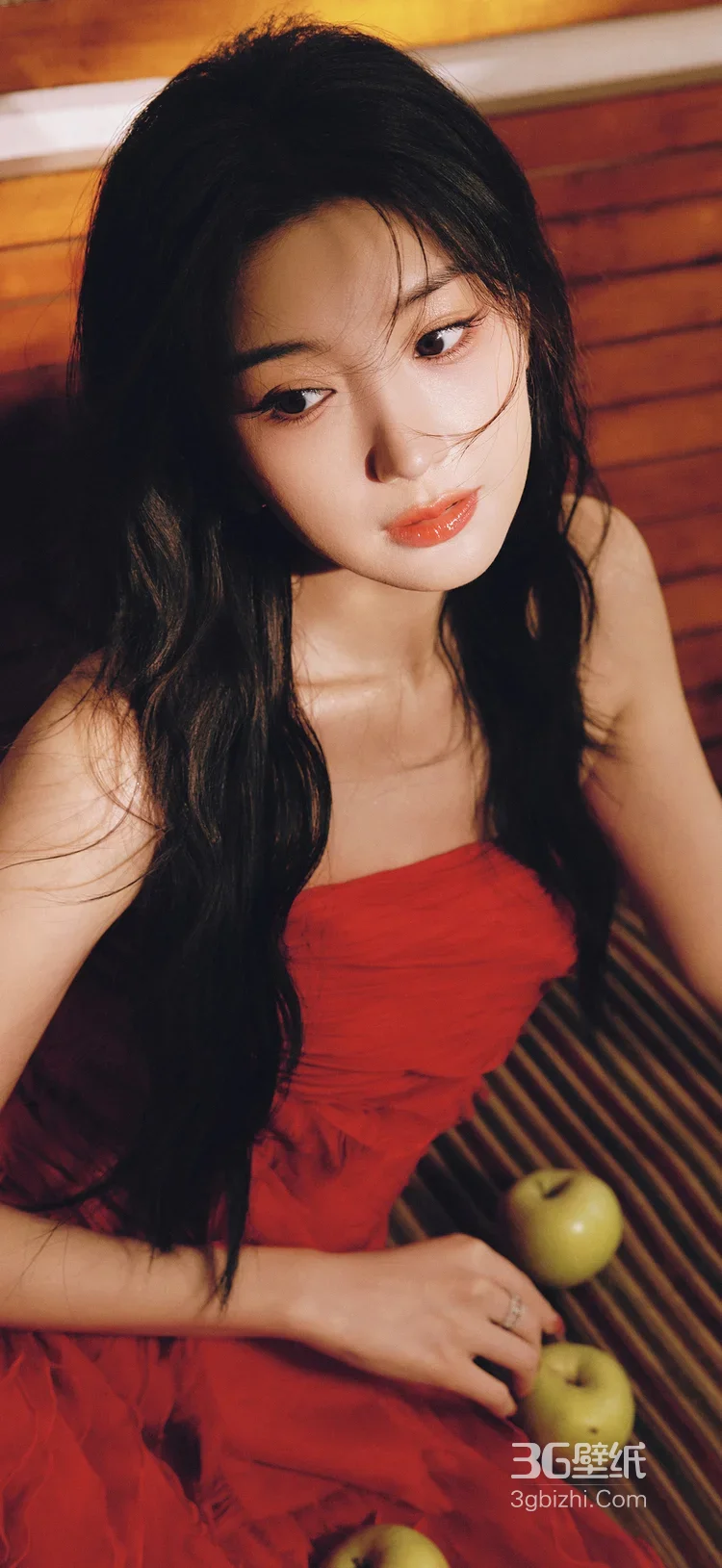 毛晓彤 红裙黑长卷 慵懒氛围感写真 明星时尚大片9