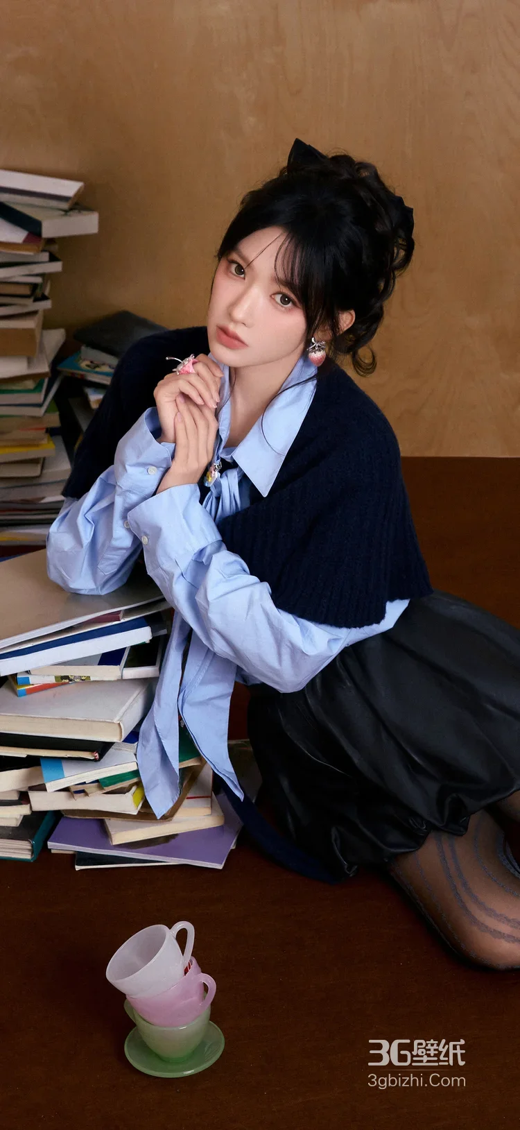 草莓配饰女生·甜美校园风 书堆旁清新写真（高热度女生图）6