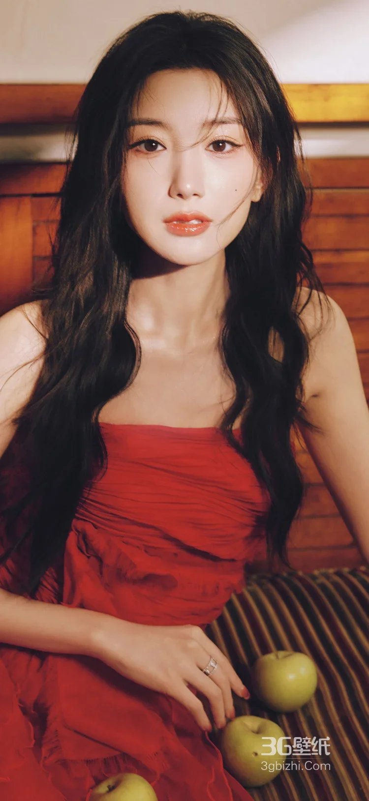 毛晓彤 红裙黑长卷 慵懒氛围感写真 明星时尚大片8