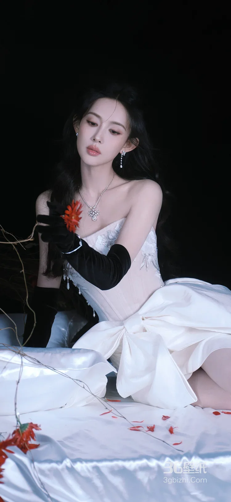 杨超越·暗黑奢华造型 复古优雅风艺术写真3