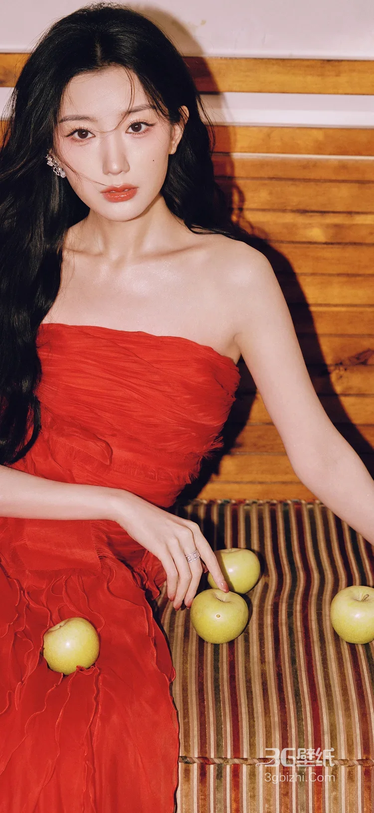 毛晓彤 红裙黑长卷 慵懒氛围感写真 明星时尚大片11