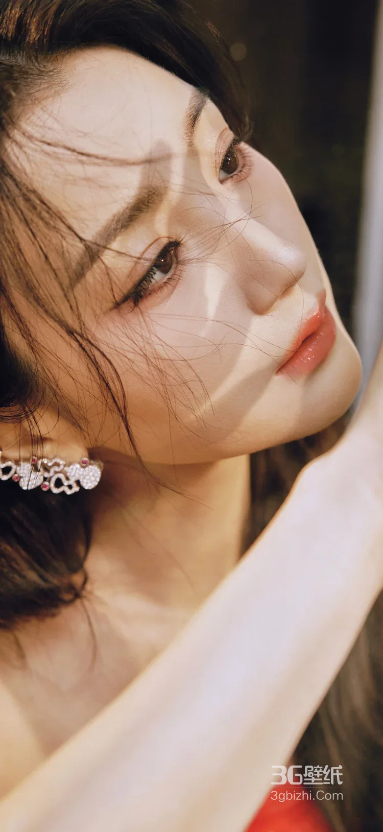 毛晓彤 红裙黑长卷 慵懒氛围感写真 明星时尚大片2