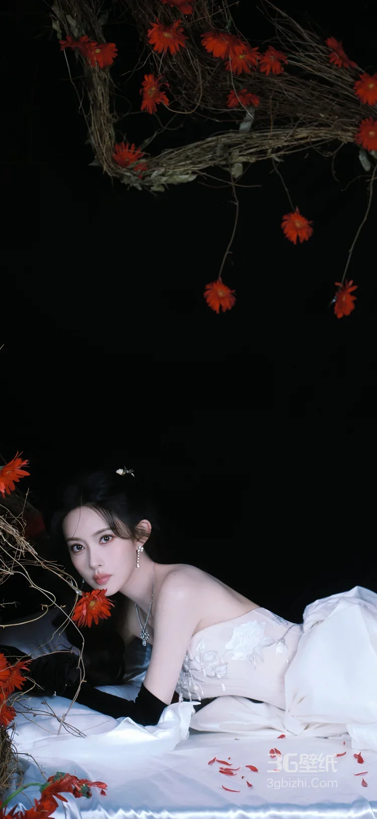 杨超越·暗黑奢华造型 复古优雅风艺术写真2