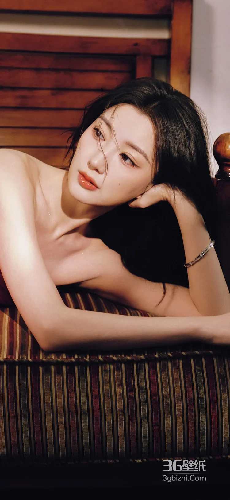 毛晓彤 红裙黑长卷 慵懒氛围感写真 明星时尚大片5