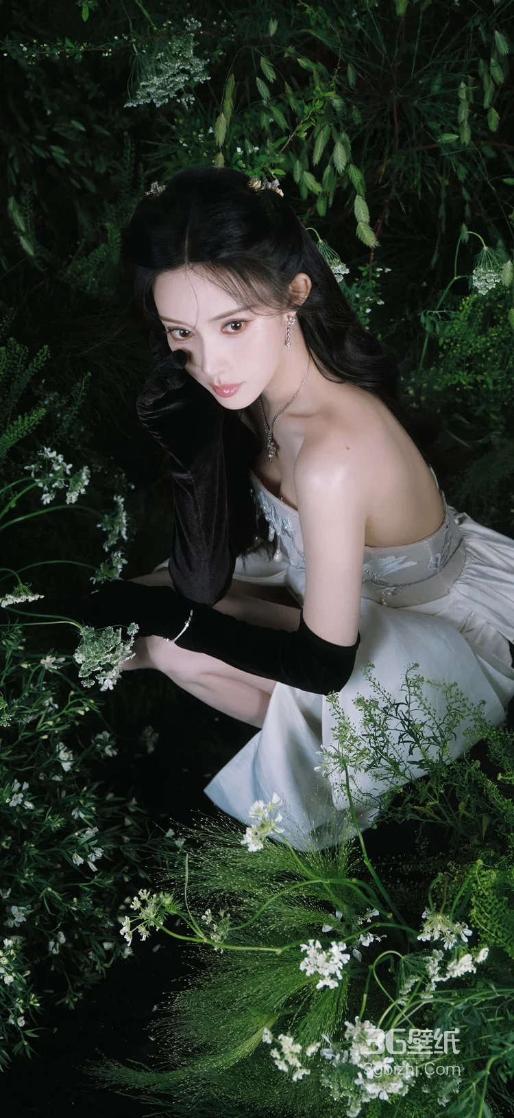 杨超越·暗黑奢华造型 复古优雅风艺术写真10