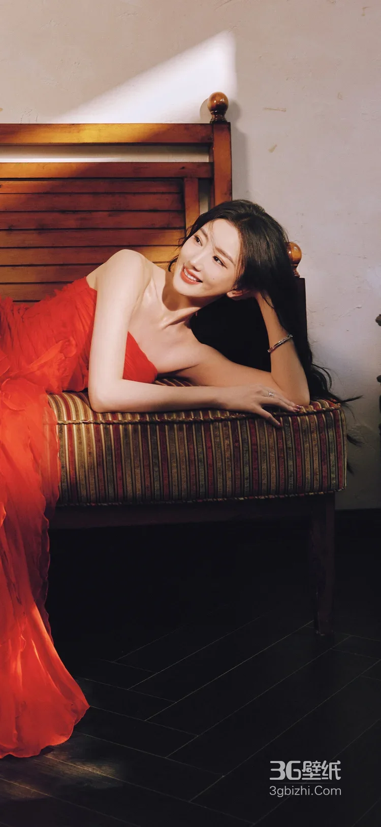 毛晓彤 红裙黑长卷 慵懒氛围感写真 明星时尚大片6