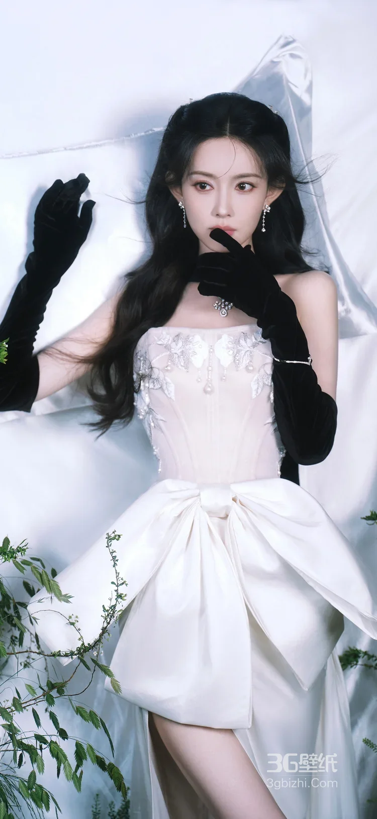 杨超越·暗黑奢华造型 复古优雅风艺术写真9