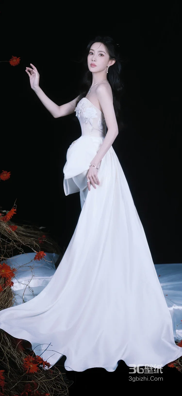 杨超越·暗黑奢华造型 复古优雅风艺术写真1